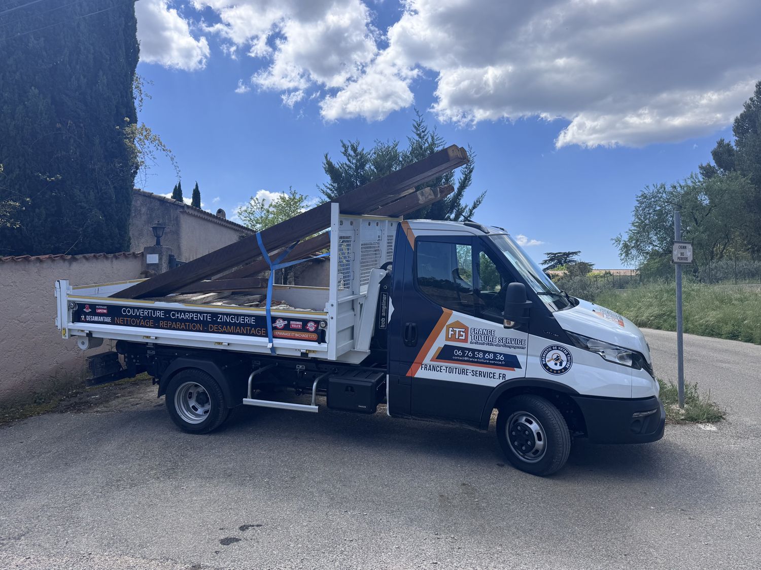 Camion-benne aux couleurs de France Toiture
